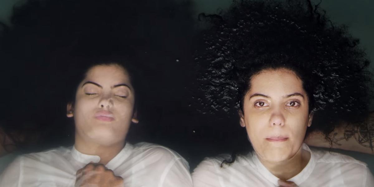 Las hermanas Lisa-Kaindé y Naomi Díaz en el video de ‘River’.