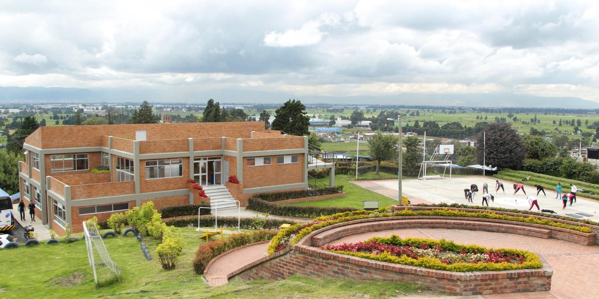 El colegio está ubicado en el kilómetro 12+600 de la vía Bogotá-Medellín.