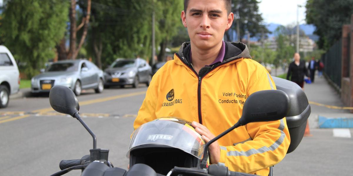 Camilo Hernández es conductor designado en una aseguradora.
