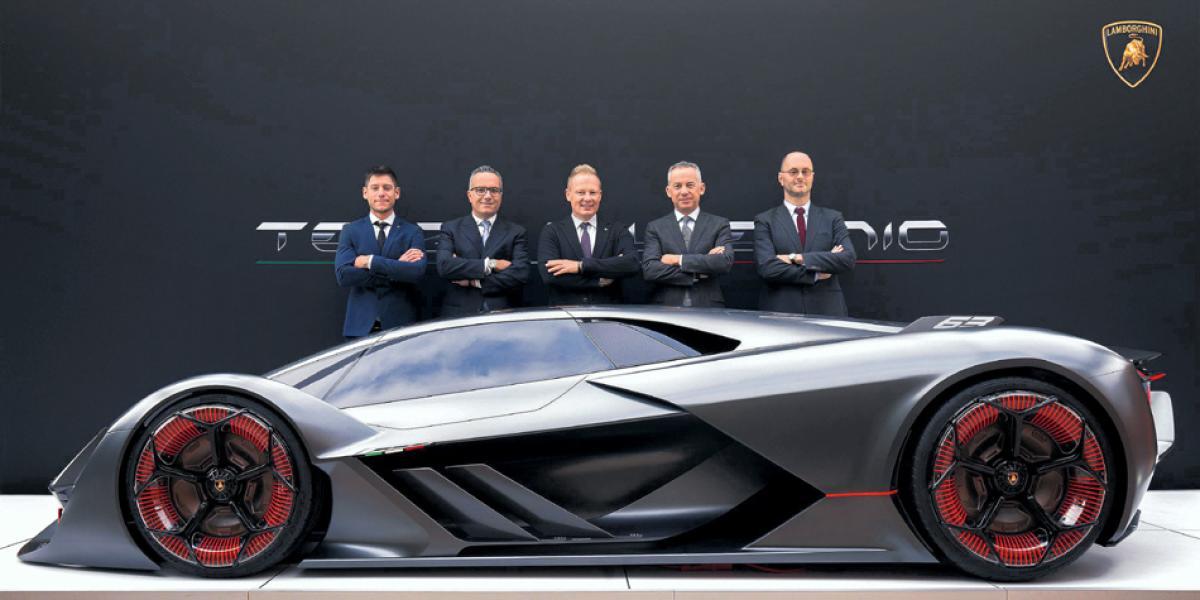 Ejecutivos de Lamborghini con el prototipo del Terzo Millennio, aún en desarrollo.