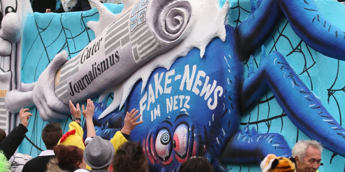 La lucha contra las noticias falsas en la red se coló en la edición de este año del carnaval de Düsseldorf, Alemania.