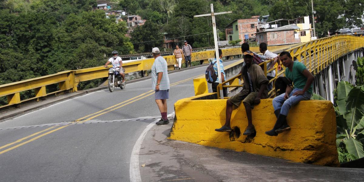 Exactamente hace una semana no transita un solo vehículo por el puente del Irra, el municipio de Quinchía, en Risaralda.