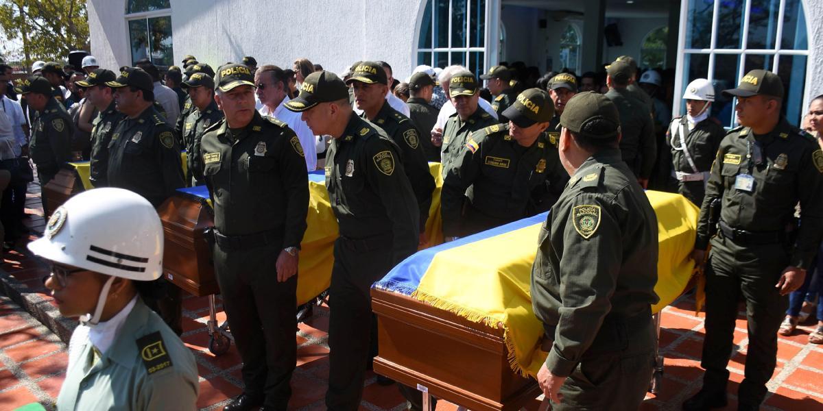 Imagen de las honras fúnebres de los cinco policías que perdieron la vida en el atentado contra la estación del barrio San José.