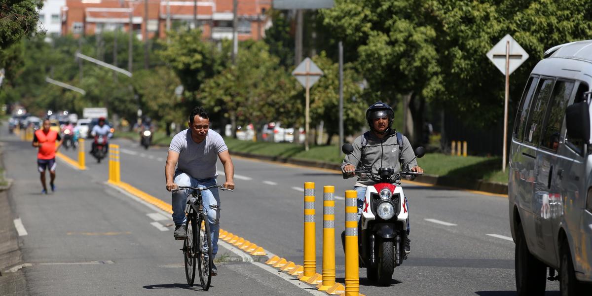 En la avenida Cañasgordas fueron adecuados bicicarriles a cada lado de la vía, con una longitud de 9,31 kilómetros. La obra se entregará oficialmente en pocas semanas.