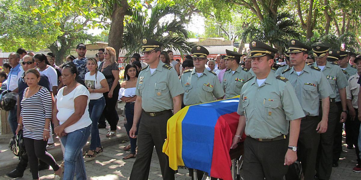 En Santa Marta sepultaron al patrullero Yamith Rada, uno de los 5 muertos en Barranquilla.