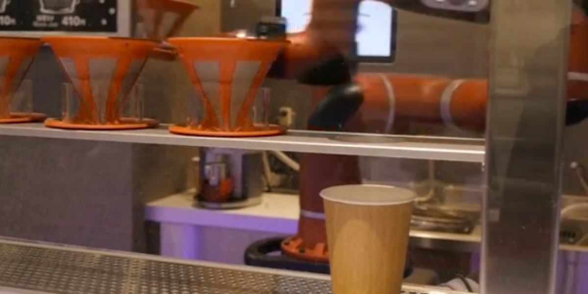 Robot reemplaza a cinco baristas en un café de Japón