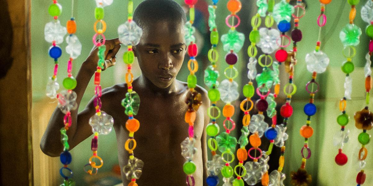 'Yover’ es la historia de un niño en las calles de Bojayá. Arriba: una escena de ‘Virus tropical’, inspirad