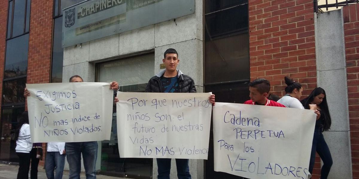 Desde las nueve de la mañana, los vecinos de Pardo Rubio se plantaron en la alcaldía de Chapinero, para pedir justicia.
