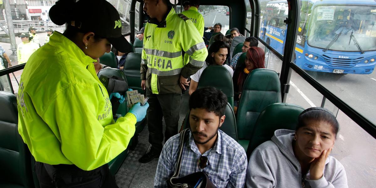 Estos son parte de los operativos de seguridad que hace la Policía de Bogotá en vías públicas. Este se realizó en la avenida de las Américas con carrera 69.