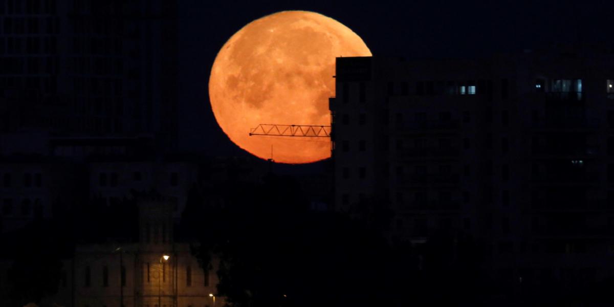 El eclipse lunar total se pudo vislumbrar desde el centro y el oeste de los EE. UU., Australia, Nueva Zelanda y Asia del Este. En la foto, la superluna se alza en Jerusalén.