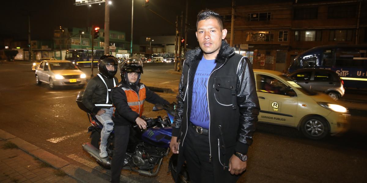 Johan Rodríguez (derecha) creó su microempresa de ángeles de la noche hace cuatro meses. 
Camilo y Andrés son dos conductores elegidos que se desplazan en moto.