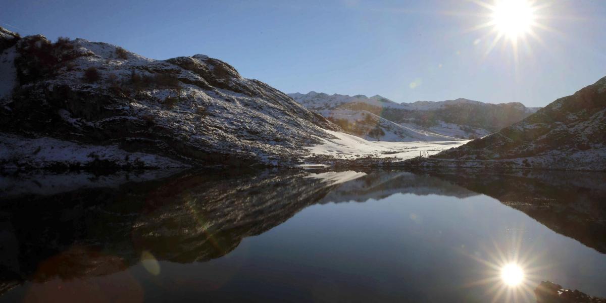 Atardecer en los lagos de Covadonga, en el parque Nacional de Picos de Europa, que este año celebra el primer centenario de la creación del Parque Nacional de la Montaña de Covadonga, primer parque nacional de España.