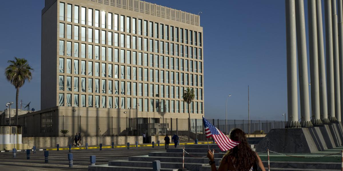 A raíz de unos supuestos ataques sonoros por parte de Cuba, EE. UU. decidió reducir al mínimo su personal en la Embajada en ese país e introducir restricciones en los viajes hacia la isla.