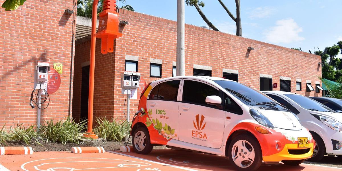 Con un conversatorio sobre la importancia de la movilidad sostenible para mejorar la calidad del aire en la ciudad, la Universidad Icesi y Celsia inauguraron la primera estación de carga eléctrica en Cali
