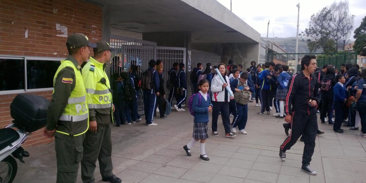 Una de las estrategias para combatir la inseguridad afuera de los colegios es ubicar agentes de la Policía durante el horario de salida.
