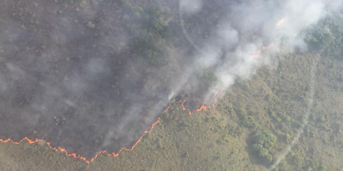 Desde el aire se observa la magnitud del incendio forestal