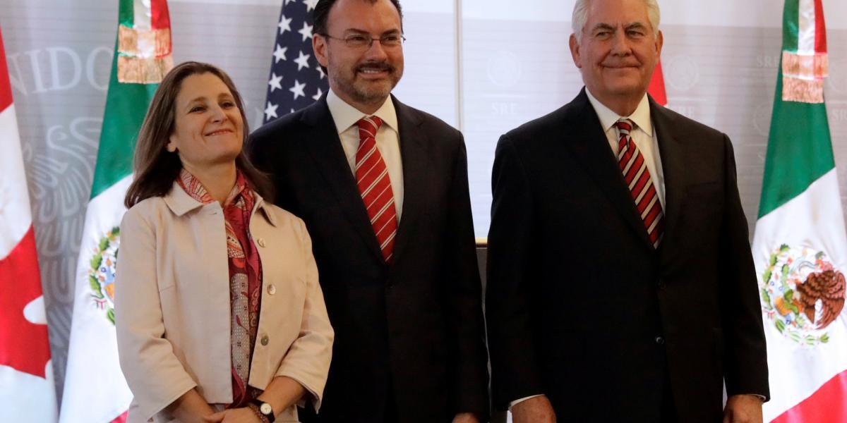 Mientras avanza la tormenta en Washington con el FBI, el secretario de Estado Tillerson inició su gira por México, donde se reunió con sus homólogos de este país y Canadá.