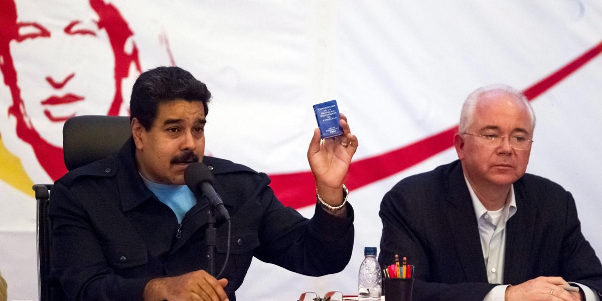 Rafael Ramírez (derecha) fue ministro de Petróleo y presidente de la poderosa PDVSA. Ahora denuncia una “persecución” en su contra.