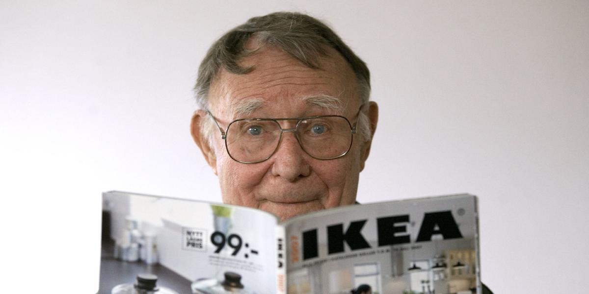 Ingvar Kamprad, el fundador, con el catálogo Ikea, del que se imprimen 200 millones de ejemplares al año.