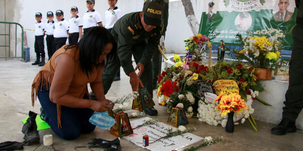 Al cumplirse una semana del ataque con explosivos a la estación de policía de San José, vecinos del sector les rindieron un homenaje a los cinco policías muertos.