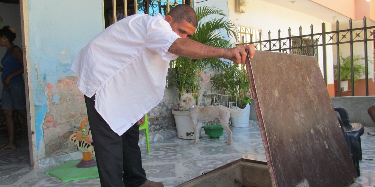 Los habitantes de Santa Marta tienen que seguir almacenando el agua en albercas porque el servicio no es continúo. En algunos sectores llega una vez a la semana.