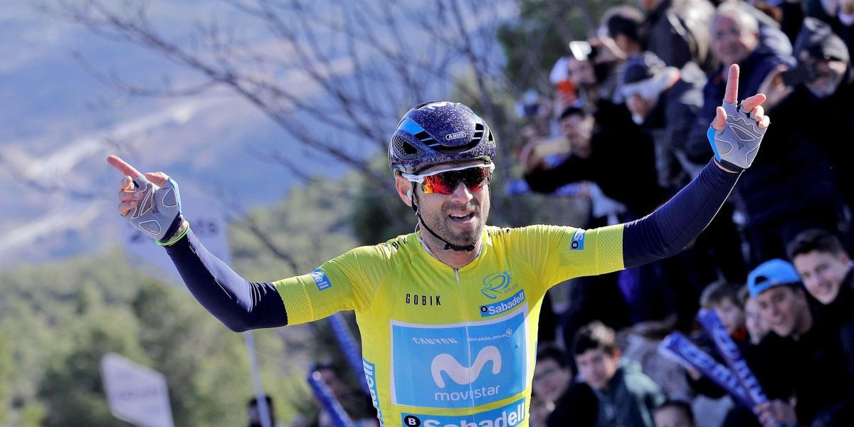 El líder de la general, el corredor murciano del equipo Movistar, Alejandro Valverde, hoy tras imponerse en la cuarta etapa de la Volta Ciclista a la Comunitat Valenciana entre las localidades alicantinas de Orihuela y Cocentaina.