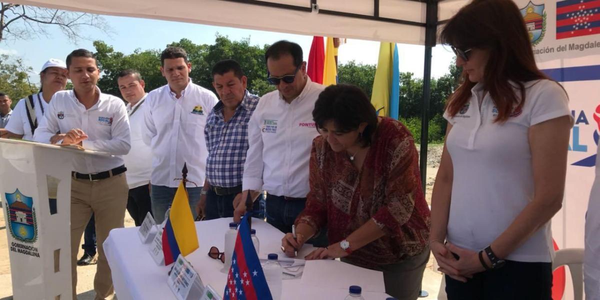 La ministra de Comercio, Industria y Turismo, María Lorena Gutiérrez, firmó el acta de inicio de las obras ecoturísticas e hizo un recorrido por los pueblos palafitos de la Ciénaga Grande.