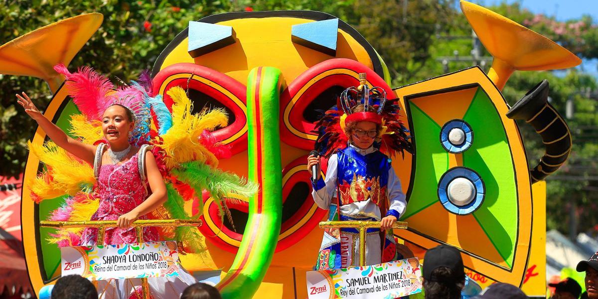 Shadya Londoño y Samuel Martínez, reyes del Carnaval de los Niños 2018, hicieron el recorrido sobre su carroza 'Vacile quillero'.