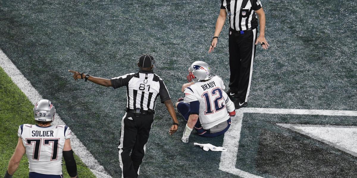 Luego de que le arrebataran el balón, Brady decidió hacerse a un lado de la cancha y ver cómo se definía el encuentro.