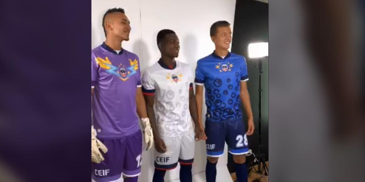 Las nuevas camisetas de Fortaleza, equipo de la B en Colombia, están inspiradas en emojis.