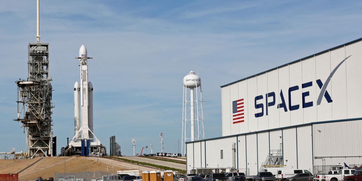 El cohete Falcon Heavy de SpaceX espera en el hangar 39A esperando su histórico lanzamiento en el Kennedy Space Center de la NASA en Cabo Cañaveral en Florida, EE. UU.