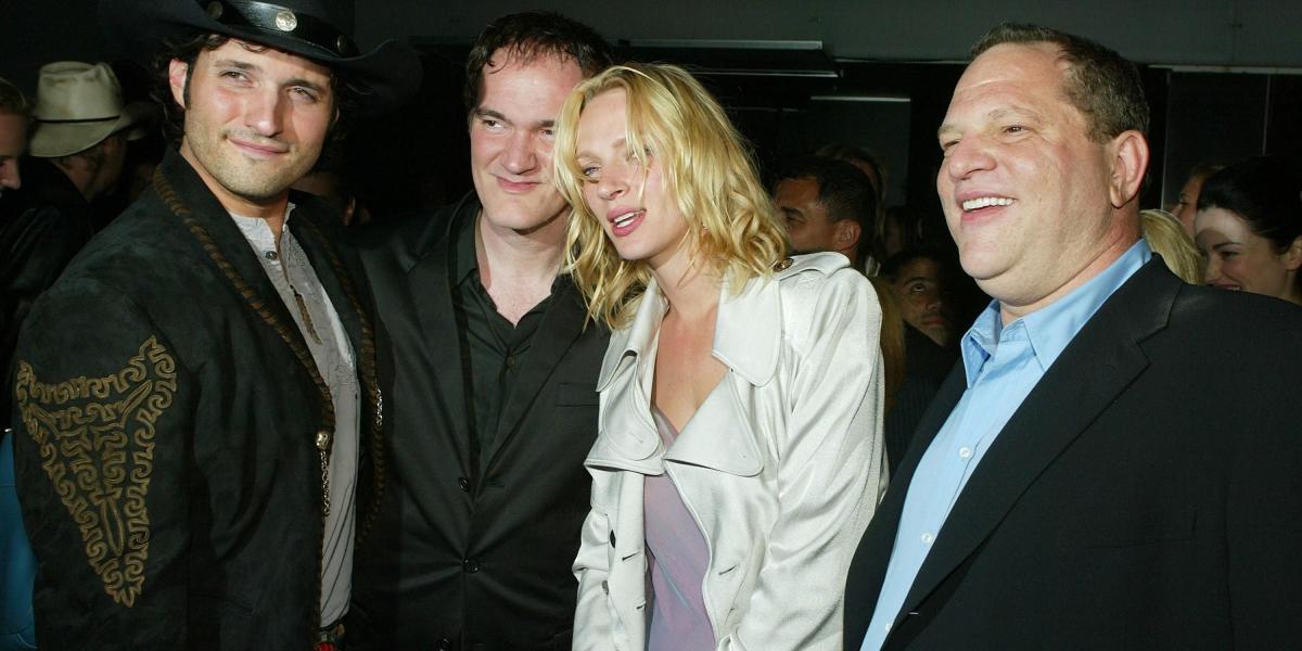 En la foto aparece Robert Rodriguez, Quentin Tarantino, Uma Thurman y el productor Harvey Weinstein, este último, tambipén acusado por Thurman de abuso sexual.