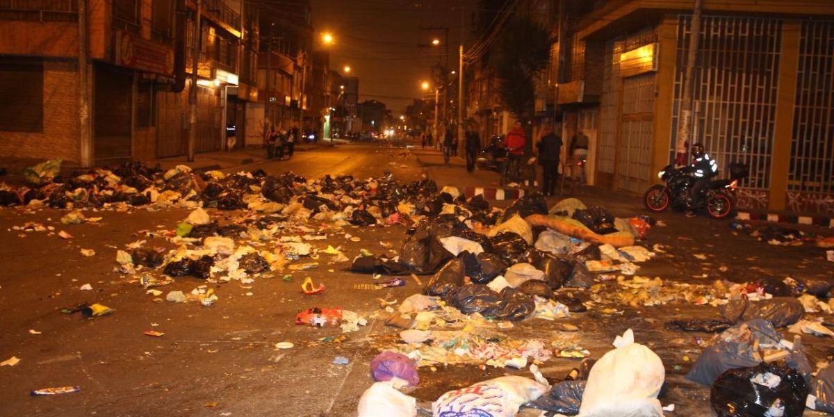 Ciudadanos esparcieron basuras en las vías para rechazar la no recolección de desechos.