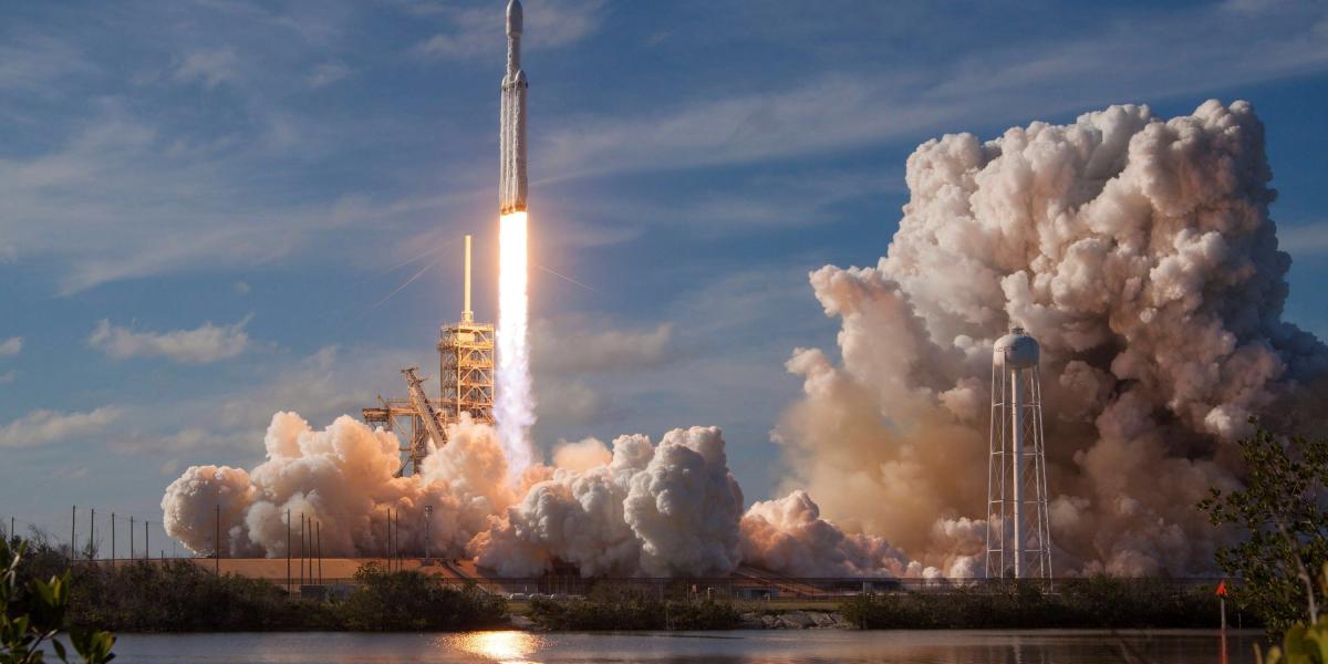Cuando llevaba dos minutos de vuelo, dos cohetes lanzadores se separaron y regresaron a la Tierra, aterrizando perfectamente en vertical, uno junto al otro, según mostró SpaceX en la transmisión en vivo.