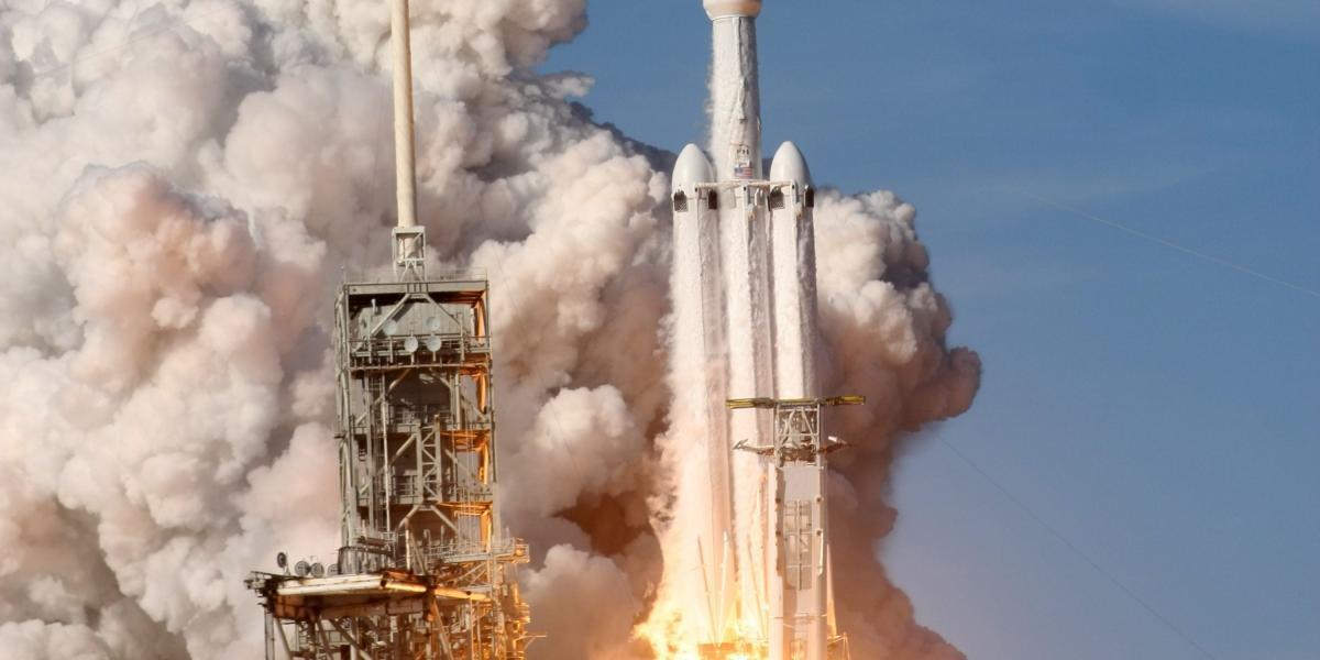 Un tercer cohete propulsor debe aterrizar en una plataforma marina. Según los expertos, la NASA está especialmente interesada en este lanzamiento, pues podría considerar usar el Falcon Heavy para acelerar sus planes de volver a la Luna, por primera vez desde 1972.