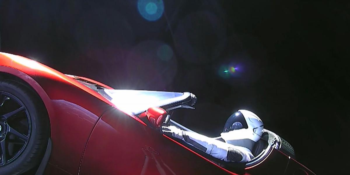 El cohete impulso un vehículo rojo Tesla, que de sobrevivir podría entrar en la órbita Marte-Tierra alrededor del Sol, en un viaje que podría durar miles de millones de años, explicó SpaceX.