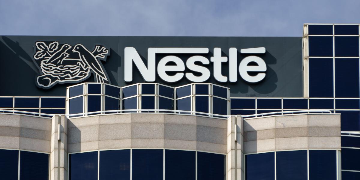 10. Valorizada en $19.4 mil millones de dólares y 83,4 de fuerza de marca esta la compañía sueca Suiza, Nestlé. La fuerza de marca consiste en la suma del valor de la empresa en términos de dinero, marcas registradas, patentes y la responsabilidad social.
