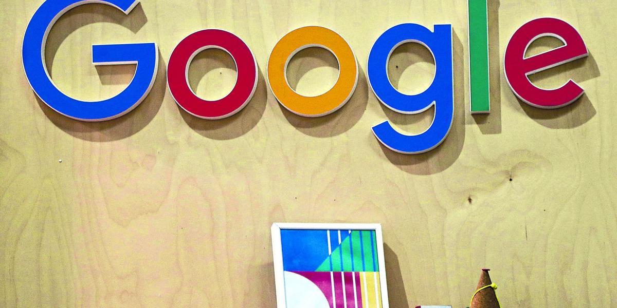 El logotipo de Google en la feria Young Entrepreneurs en París (Francia).