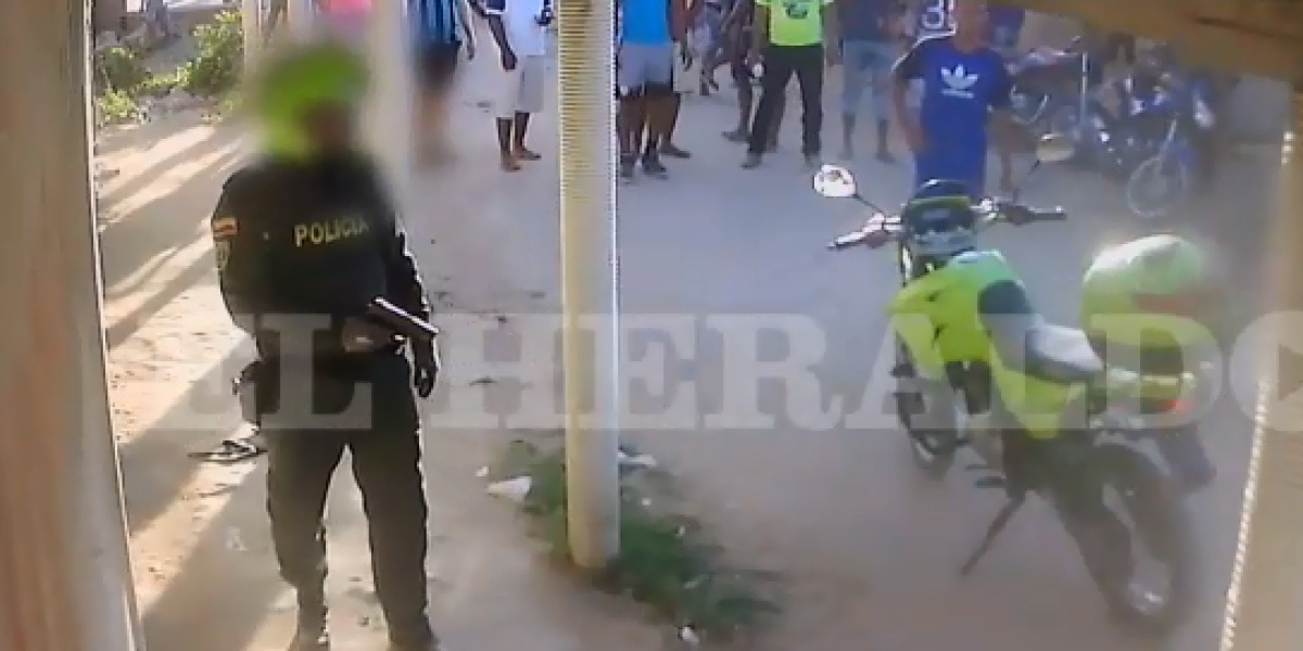 Captura de pantalla de video donde se ve cuando los uniformados disparan al joven.