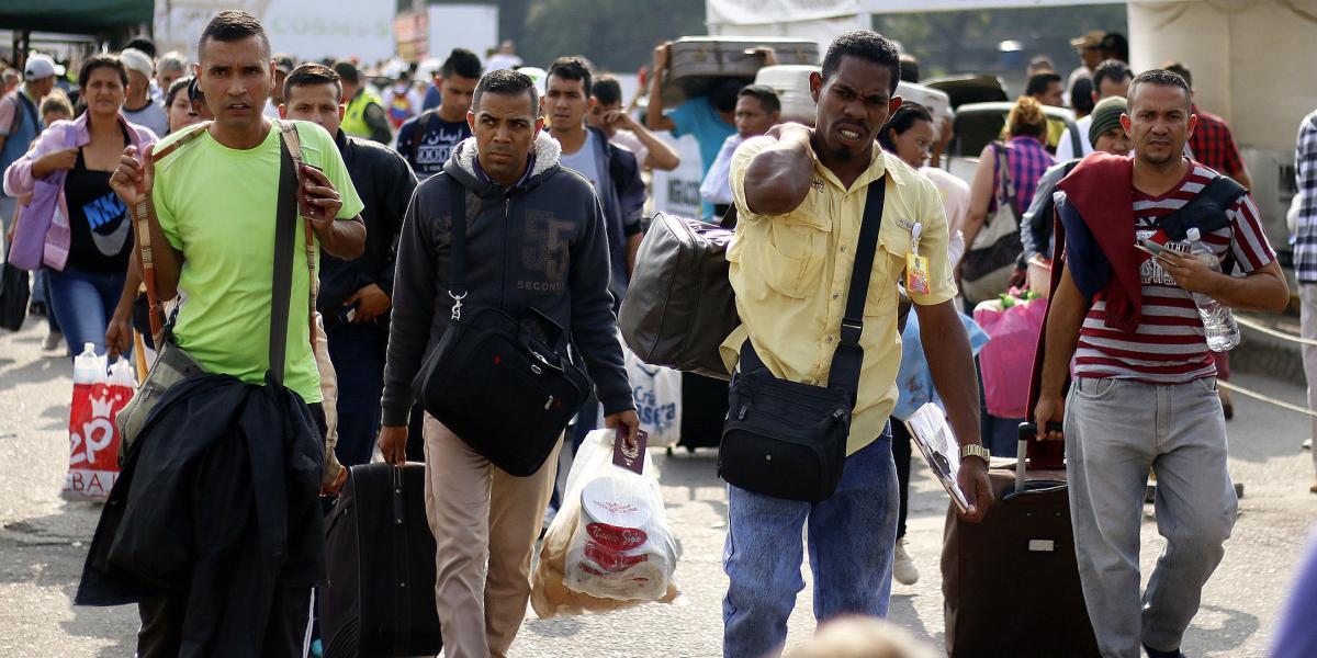 Un grupo de venezolanos atraviesa la frontera.