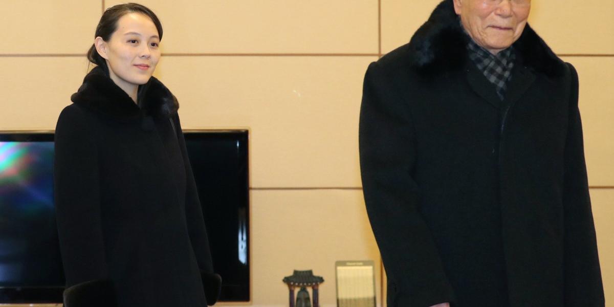 Kim Yo-jong, hermana del líder Kim Jong-un, y el presidente honorífico del país, Kim Yong-nam (d), llegan al aeropuerto internacional de Incheon