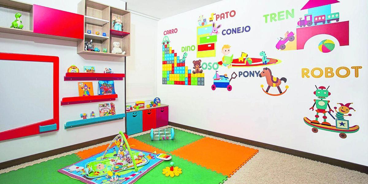 Los colores y las formas son fundamentales en un cuarto infantil. Un tablero para pintar y un tapete modular, que se puede recoger, son piezas claves en este diseño.