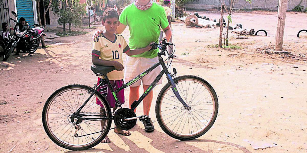 Este hombre de 34 años ha recorrido casi todo el país recaudando fondos para reconstruir escuelas. Visite su página web: www.pedalazosqueunenpueblos.org.