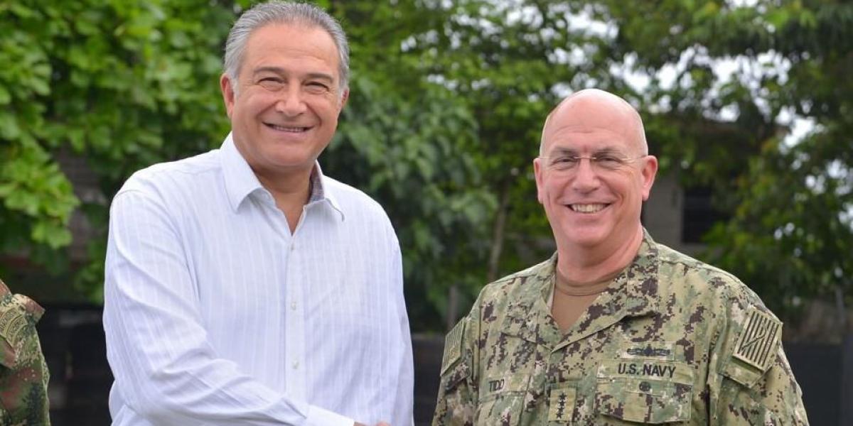 El general Óscar Naranjo se reunió este sábado en Tumaco con el jefe del comando sur de Estados Unidos, almirante Kurt Tidd.