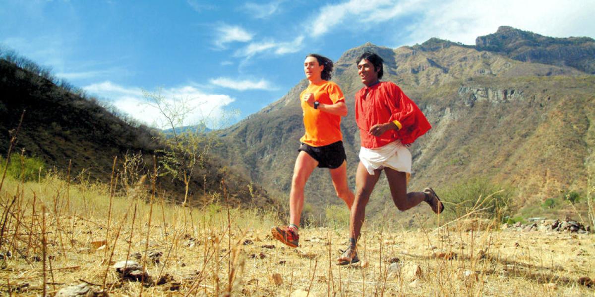 Scott Jurek, nacido en Minnesota (EE. UU.) y considerado el mejor ultramaratonista de la historia, corre junto a un tarahumara en las Barrancas del Cobre, en México.