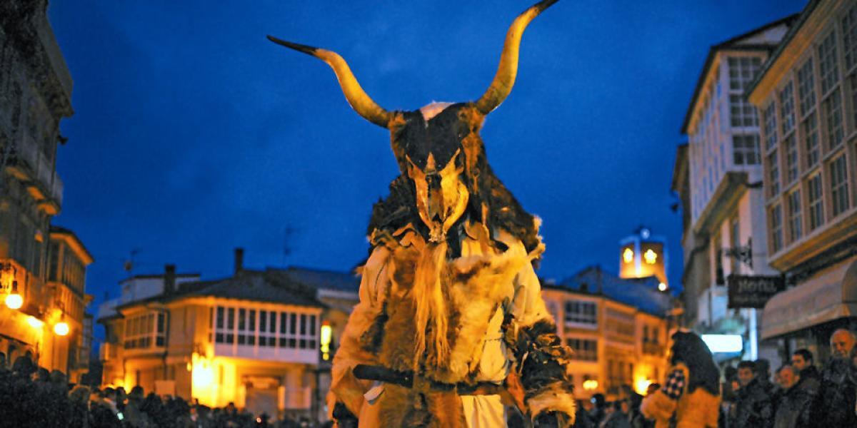 Personaje del Entroido Ribeirao de Chantada (Lugo) en el desfile de la Primera Mascarada Ibérica de Galicia.