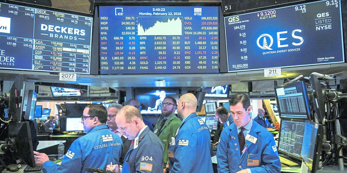 Operadores y financieros trabajan en el piso de la Bolsa de Valores de Nueva York.