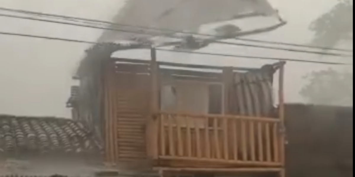 Imagen de video de vendaval que se lleva techo de vivienda en Cartago