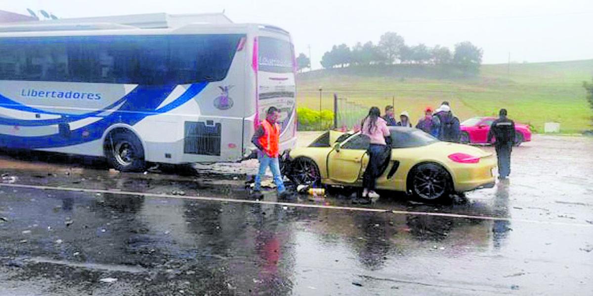 El Porsche estrelló al bus que conducía Danilo Jiménez. “Nadie chocó al McLaren”.