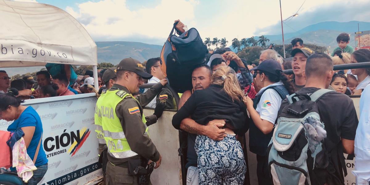 Los organismos de socorro de Venezuela han atendido 20 casos de venezolanos que colapsan en pleno corredor fronterizo por el hambre, el calor y la espera.